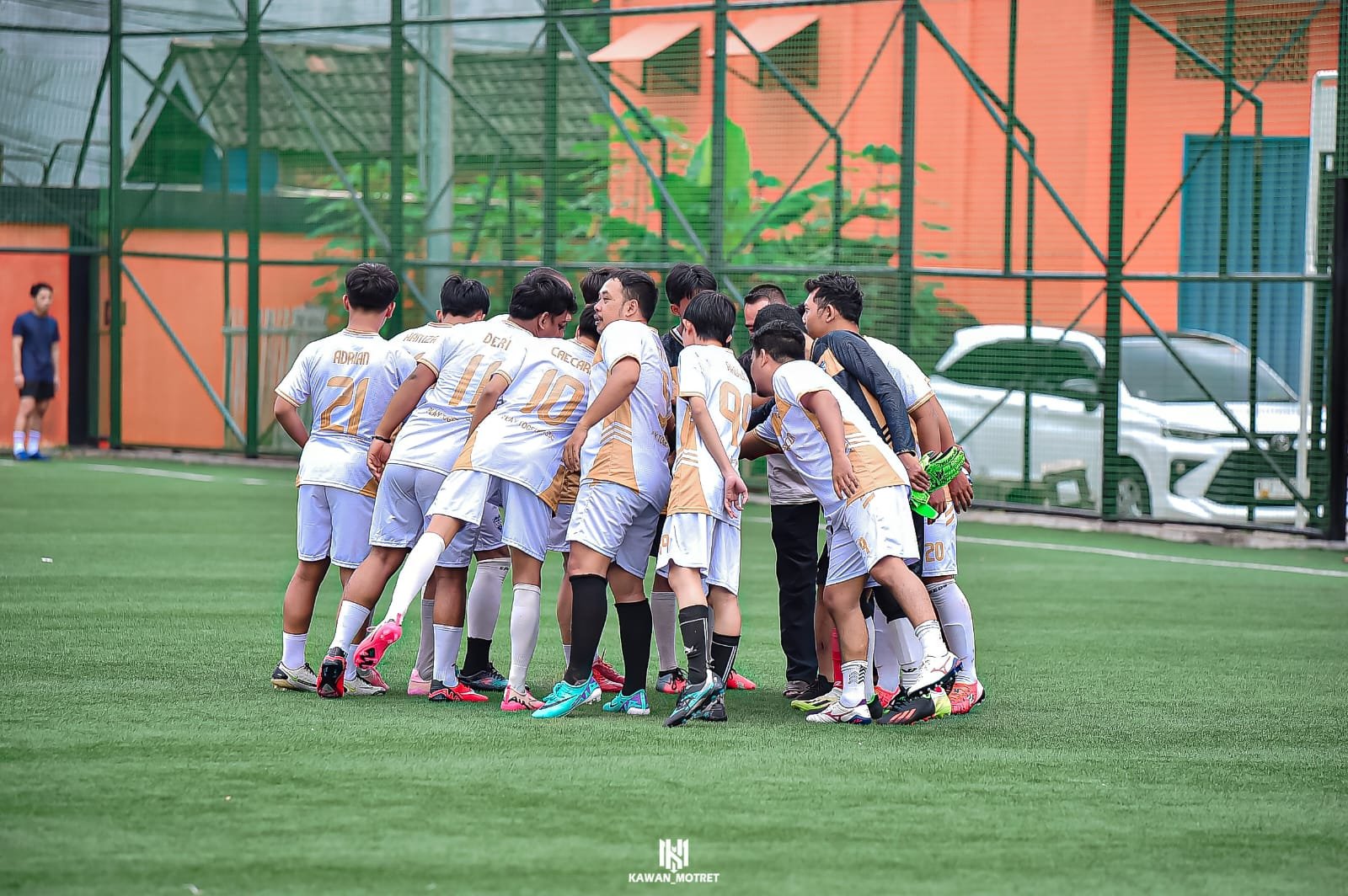 Pemain Social Soccer Club berkumpul sebelum pertandingan